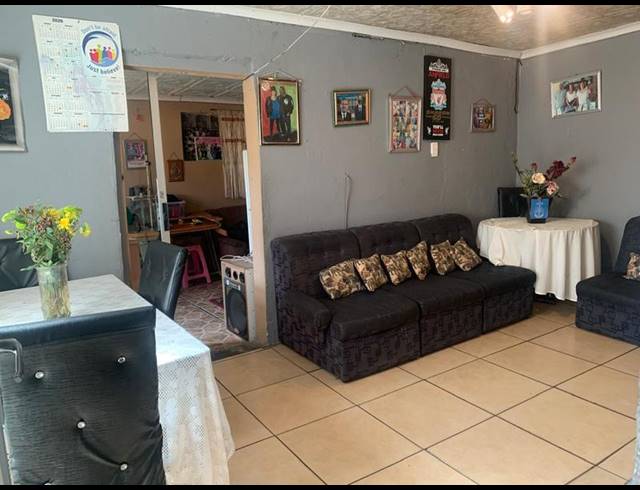 4 BEDROOM HOUSE FOR SALE IN LENTEGEUR